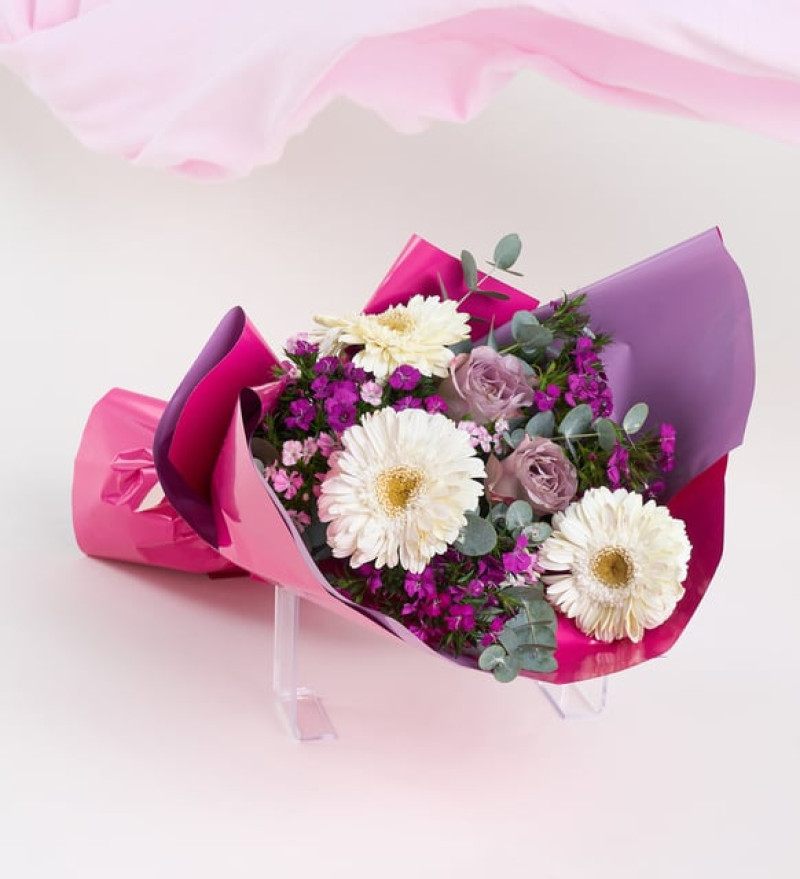 Özel Lila Pembe Bukette Lila Güller ve Beyaz Gerberalar