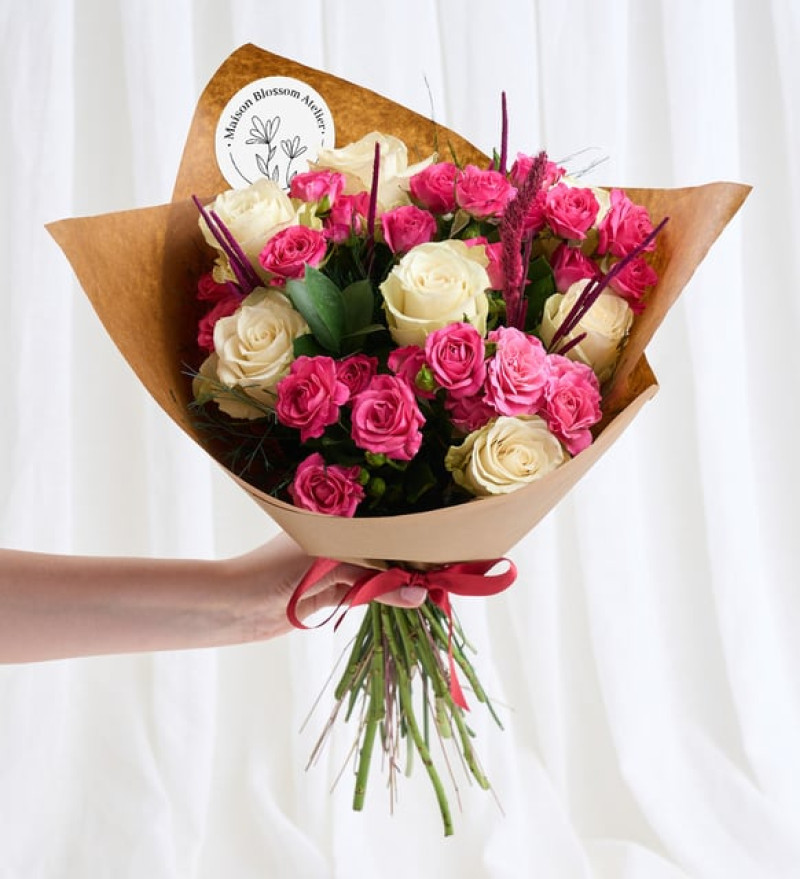 Modern Kraft Bukette Pembe Çardak Gül ve Beyaz Gül