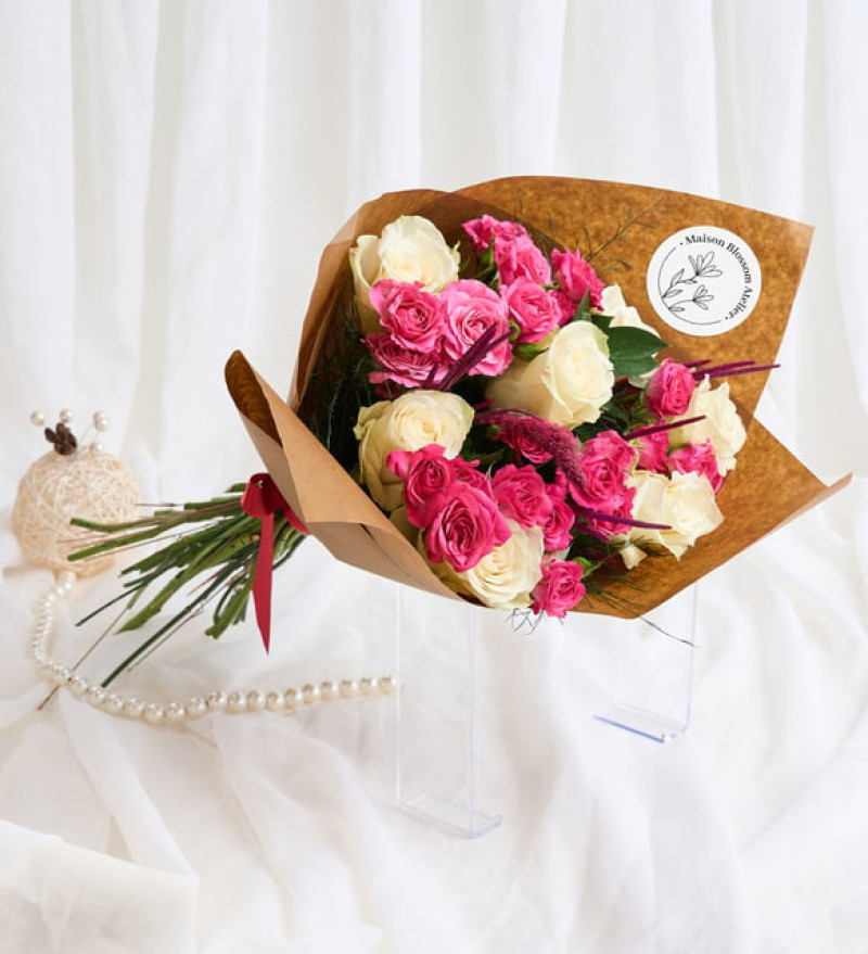 Modern Kraft Bukette Pembe Çardak Gül ve Beyaz Gül