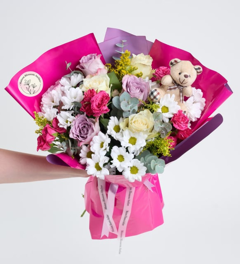 Romantik Pembe Bukette Renkli Güller ve Ayıcık Anahtarlık