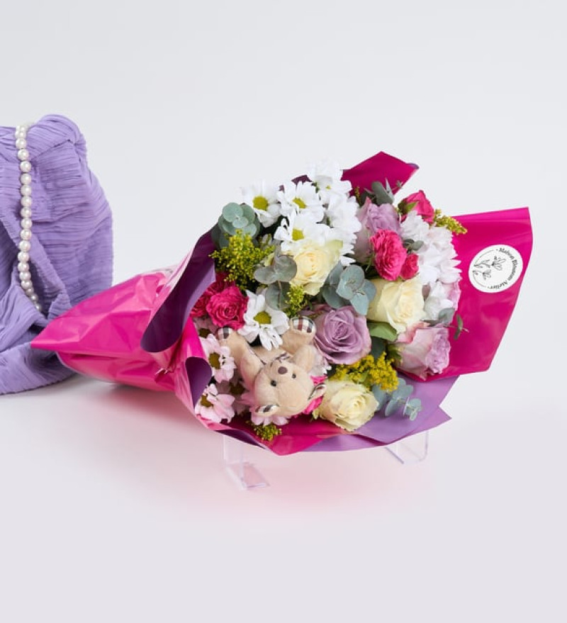Romantik Pembe Bukette Renkli Güller ve Ayıcık Anahtarlık