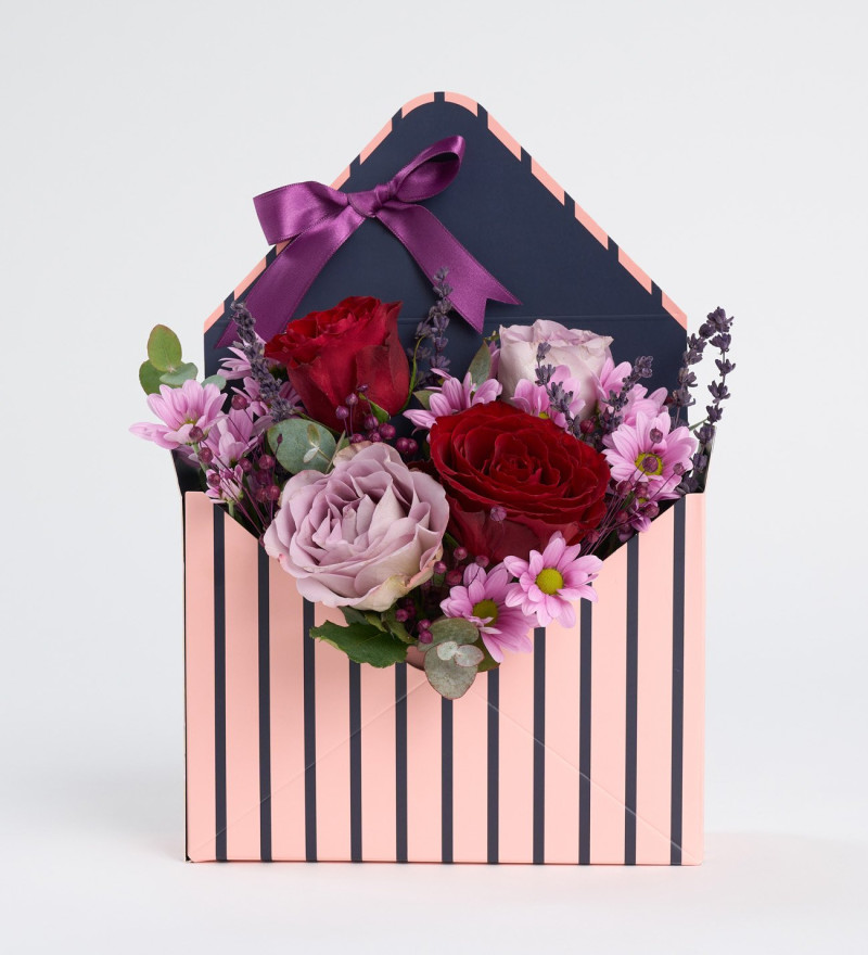Romantik Mor Zarfta Kırmızı Lila Güller ve Pembe Papatyalar