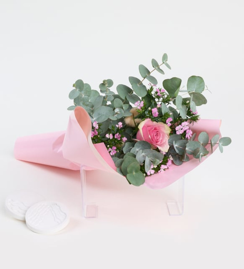 Zarif Pembe Bukette Pembe Gül ve Okaliptus