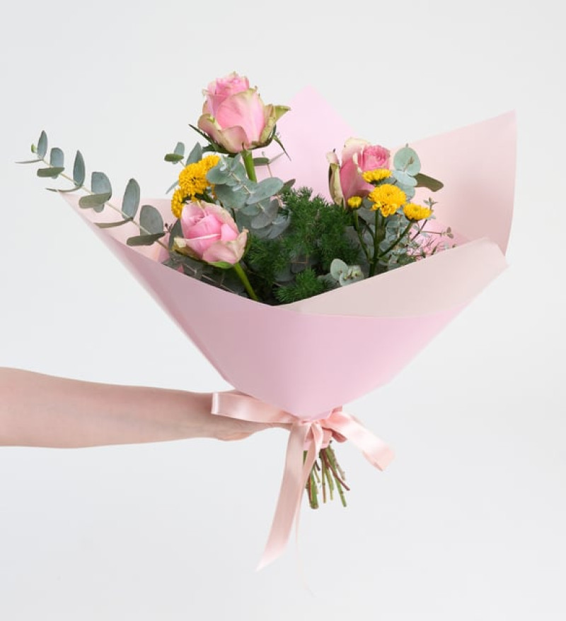 Lüks Pembe Bukette Pembe Güller ve Sarı Top Krizantemler